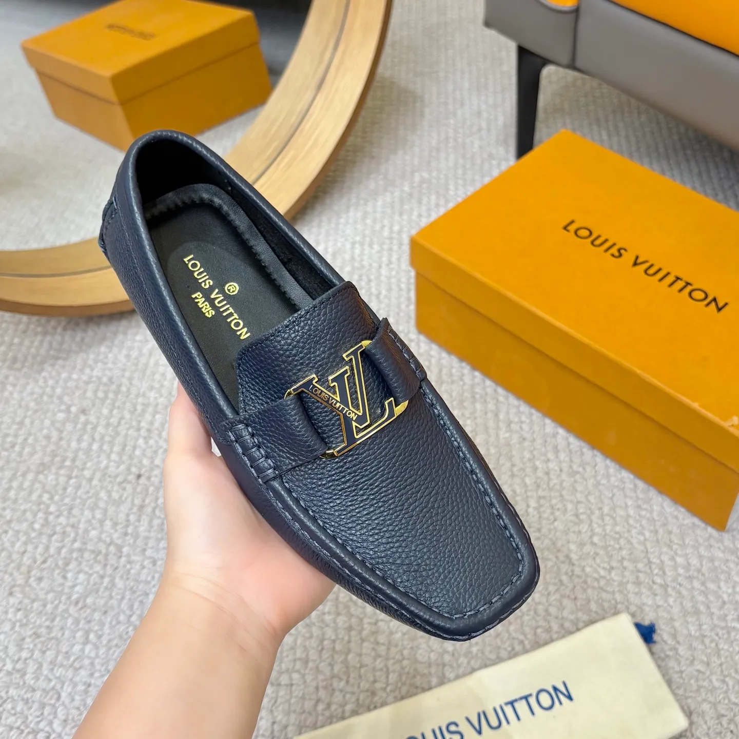 Men's men's shoes 💰420 (Yangli) LV 2⃣️0⃣️2⃣️5️⃣Spring and summer counter GLORIA series models ✈️Original factory special leather production, original last type. A classic driving slip-on casual shoe that shows an elegant style with exquisite craftsmanship details such as Monogram embossing all over the upper🌀Italian imported calfskin fabric Sheepskin foot pads➕Inside～Private mold replica sole Unique style Comfortable driving slip-on Size: 4-12 (38-46) Comes with [Counter packaging: original box, wrapping paper, card, instruction manual, shoehorn, cloth bag] No pressure to enter and leave the counter!